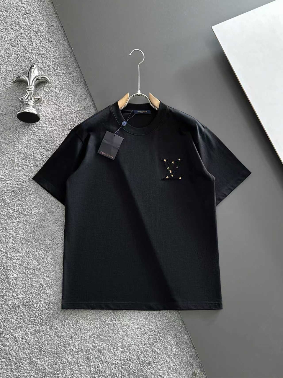 루이비통(Louis Vuitton)의 화이트 컬러 엠보스드 LV 티셔츠