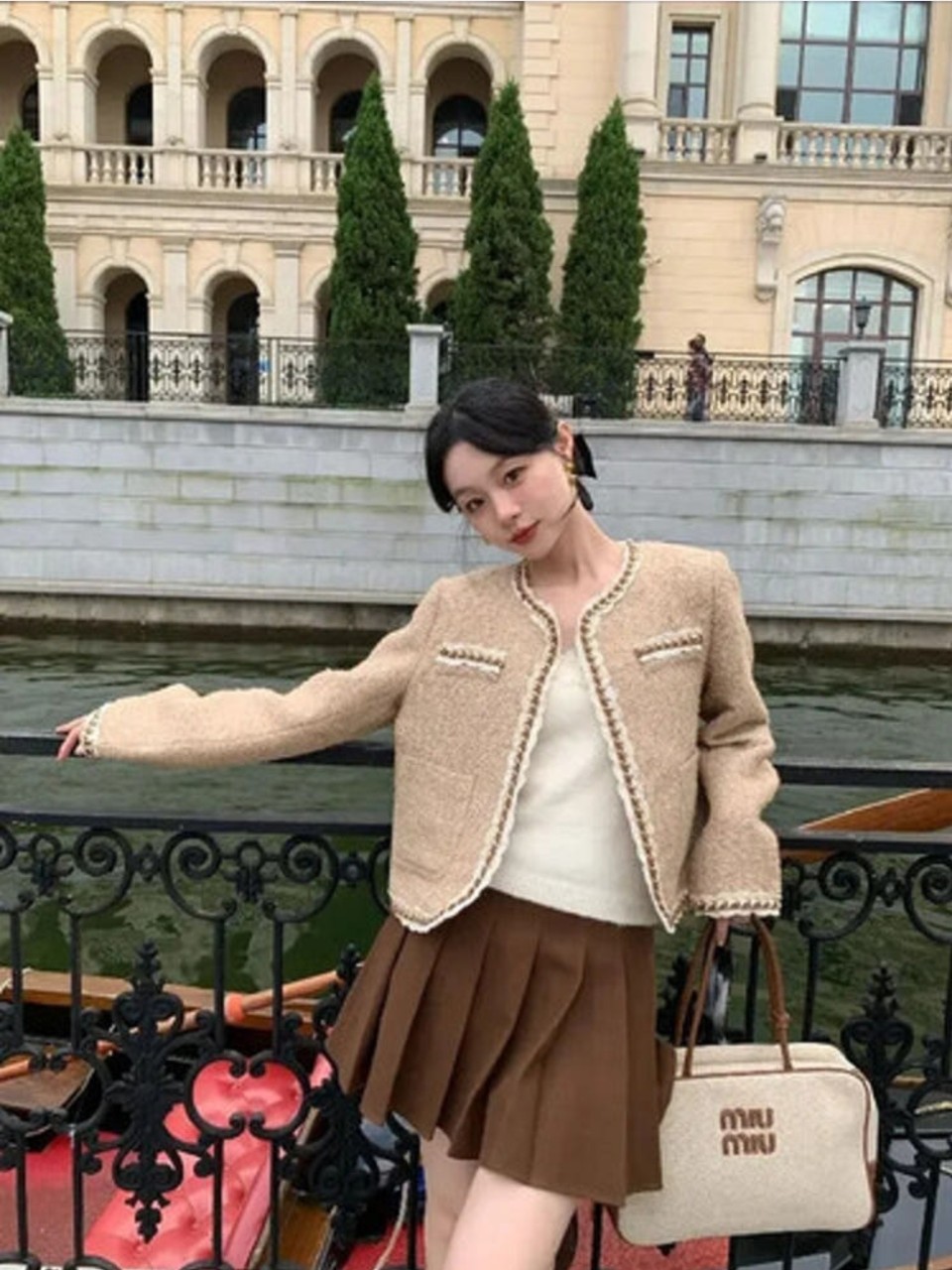 #미우미우 캔버스 가죽 보 백 베이지