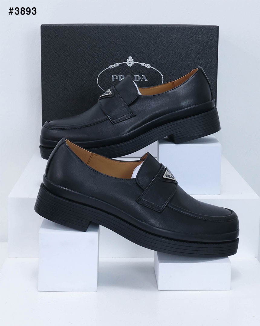🍀 [PRADA] 프라다 삼각 로고 브러시드 가죽 로퍼 🍀