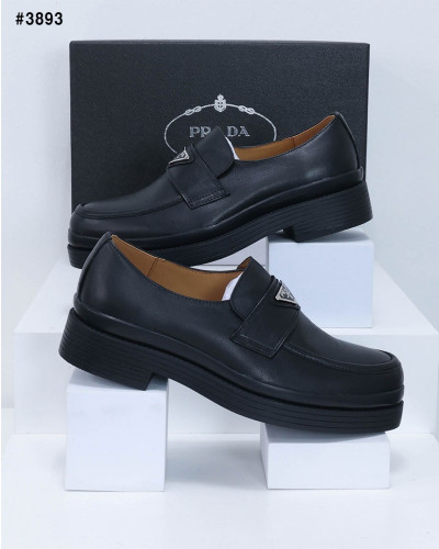 🍀 [PRADA] 프라다 삼각 로고 브러시드 가죽 로퍼 🍀