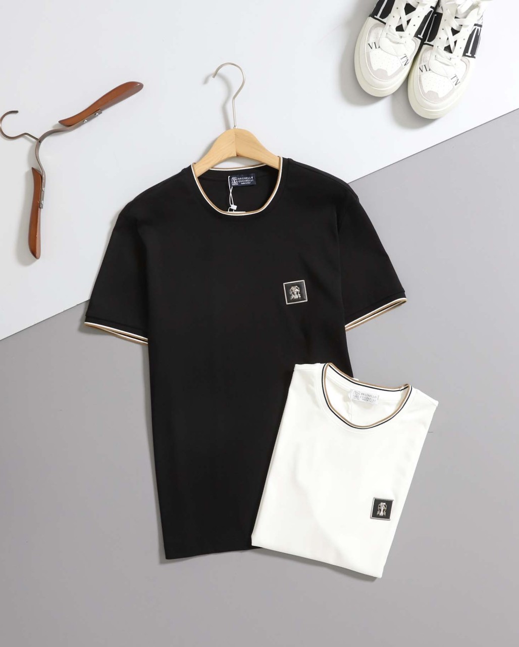 #브루넬로쿠치넬리 [ B*unello Cucinell ] 스트라이프 포인트 반팔 티셔츠 입고💢 #남성상의 #반팔티셔츠